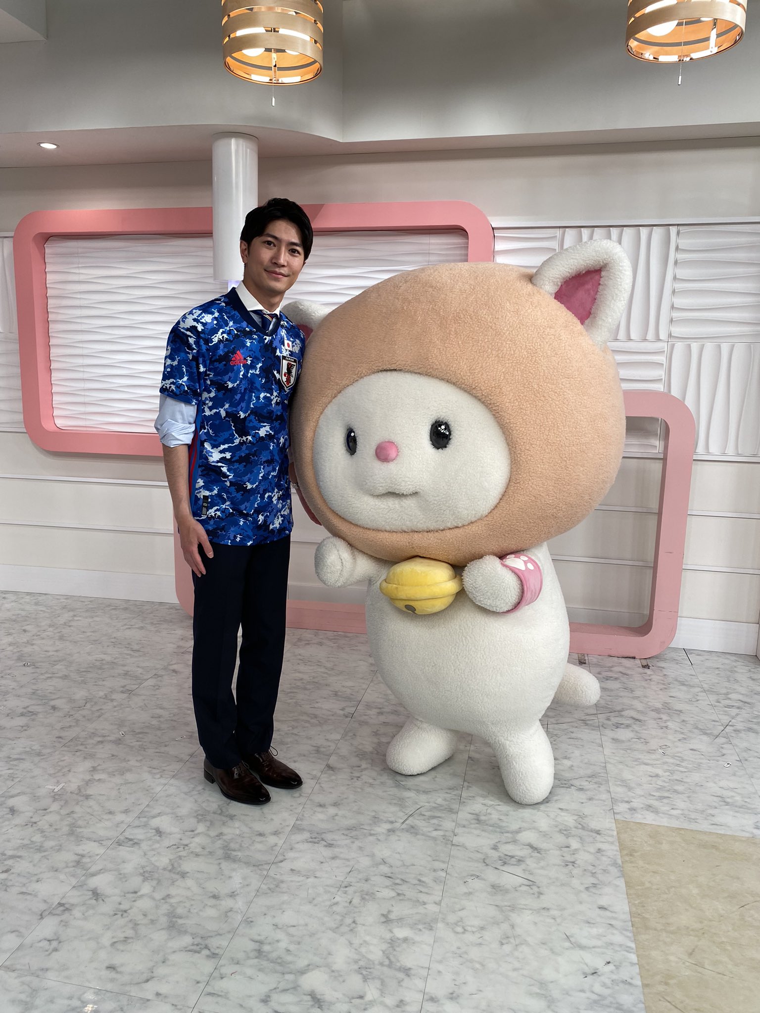 伊藤遼 日本テレビアナウンサー このあと19時からはサッカー日本代表とミャンマー代表の一戦 ねこ団長も応援するってよ 無観客試合 テレビの前で応援しましょう Daihyo 日本代表 実況は山本紘之アナ リポーターは中野アナ サブには安村アナ