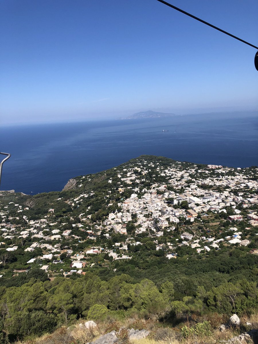 angelokylie's tweet photo. 団体のツアー等だと青の洞窟の代替になる場合が多いですが、素晴らしい絶景が楽しめるので極度の高所恐怖症でないならば代替と言わずぜひ行って欲しい場所です。
①②頂上からの景色
③④チェアリフトからの景色
#アナカプリ #カプリ島 #montesolaro #Italia #カプリ島を紹介 https://t.co/Vl9n7HKNfj