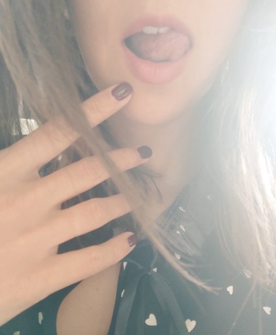 I love Friday.. and you? Do you love more Friday or my lips?😋 https://t.co/ImgmZmEkDh<a href="/tag/mvsales"class="tags"><span>#mvsales</span></a>
