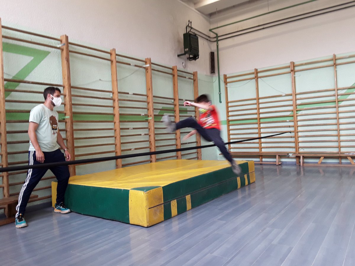 cpblasdeotero's tweet photo. Este curso no se pueden celebrar las olimpiadas interescolares entre los colegios de Móstoles por eso las celebramos en el colegio con cada grupo de convivencia #olimpiadas #superprofes #niñosfelices #ociosalud salto de altura, relevos, salto de longitud, lanzamiento de peso https://t.co/IUAXoc3iKK
