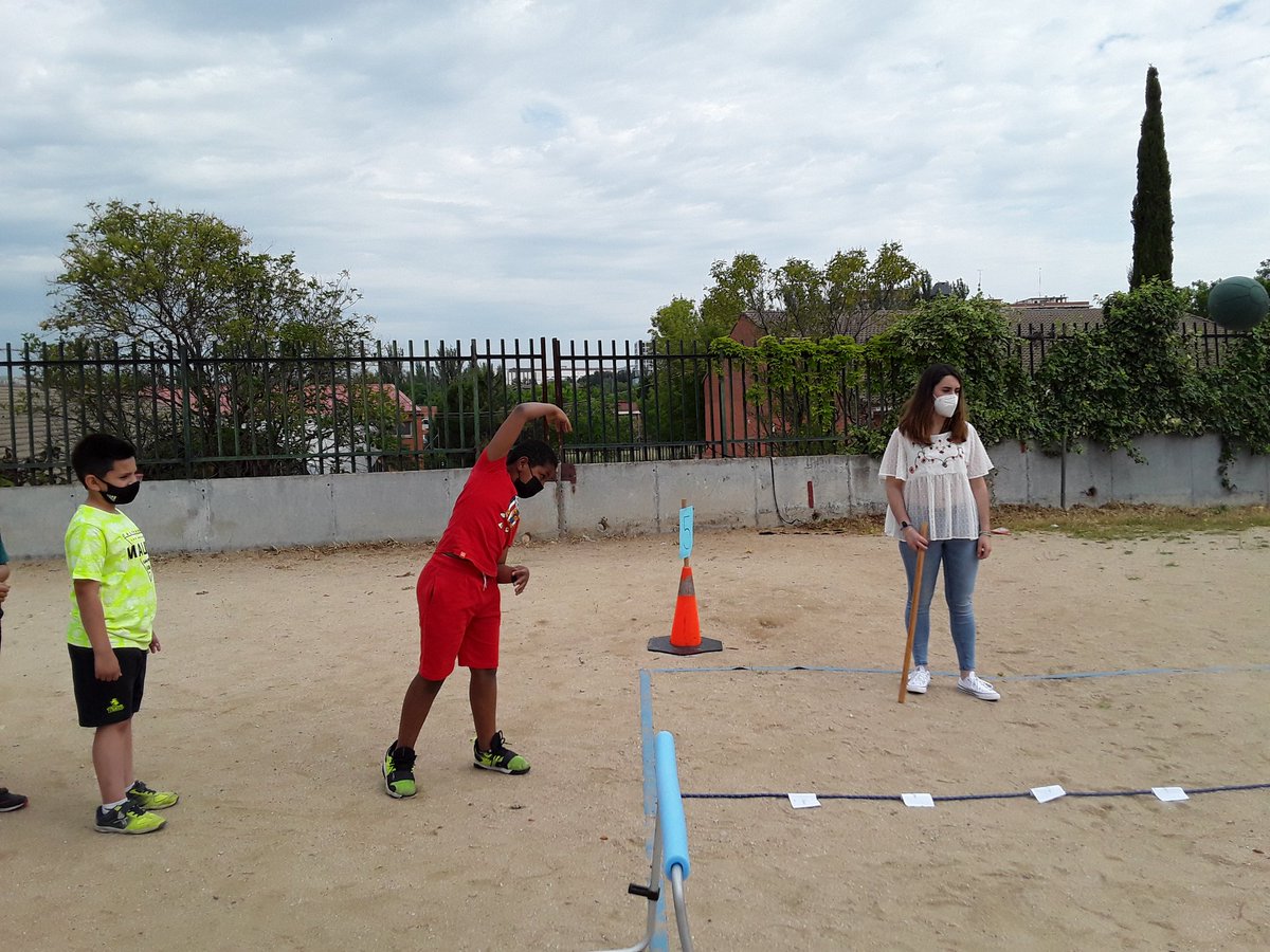 cpblasdeotero's tweet photo. Este curso no se pueden celebrar las olimpiadas interescolares entre los colegios de Móstoles por eso las celebramos en el colegio con cada grupo de convivencia #olimpiadas #superprofes #niñosfelices #ociosalud salto de altura, relevos, salto de longitud, lanzamiento de peso https://t.co/IUAXoc3iKK