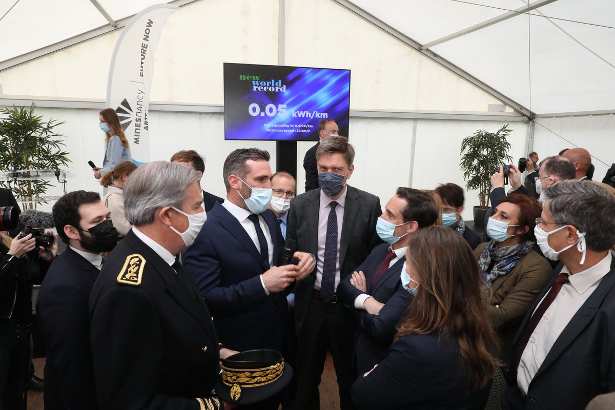 Prefet54's tweet photo. Record battu ! Félicitations à @UrbanLoop_Nancy qui bat le record du monde de la plus faible #consommation énergétique d’un véhicule autonome sur rail en présence de @Djebbari_JB, ministre chargé des Transports !
Vous faites la fierté de notre territoire ! 👏
#Urbanlooprecord https://t.co/0OKeizV7gg