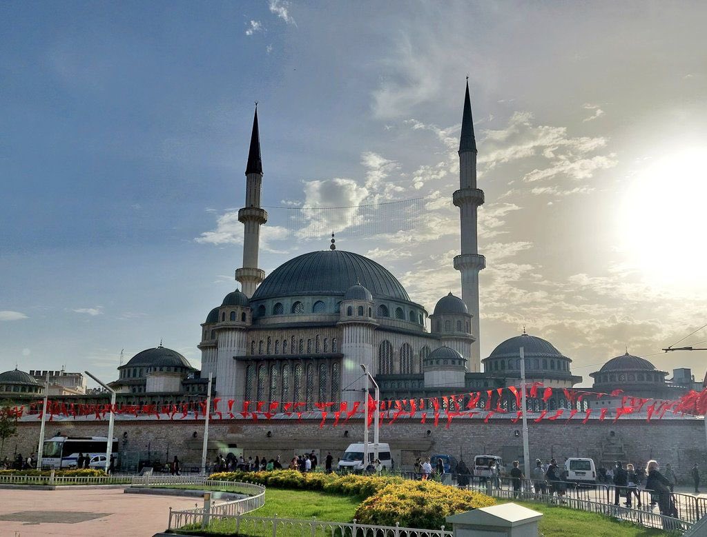 AK_suHandan's tweet photo. Gezicileri ve avanelerinin yaptırmayız dedikleri #TaksimCamii bugün açılıyor 😎
Büyüksün Cumhurbaşkanım https://t.co/4GFA4B9hdt