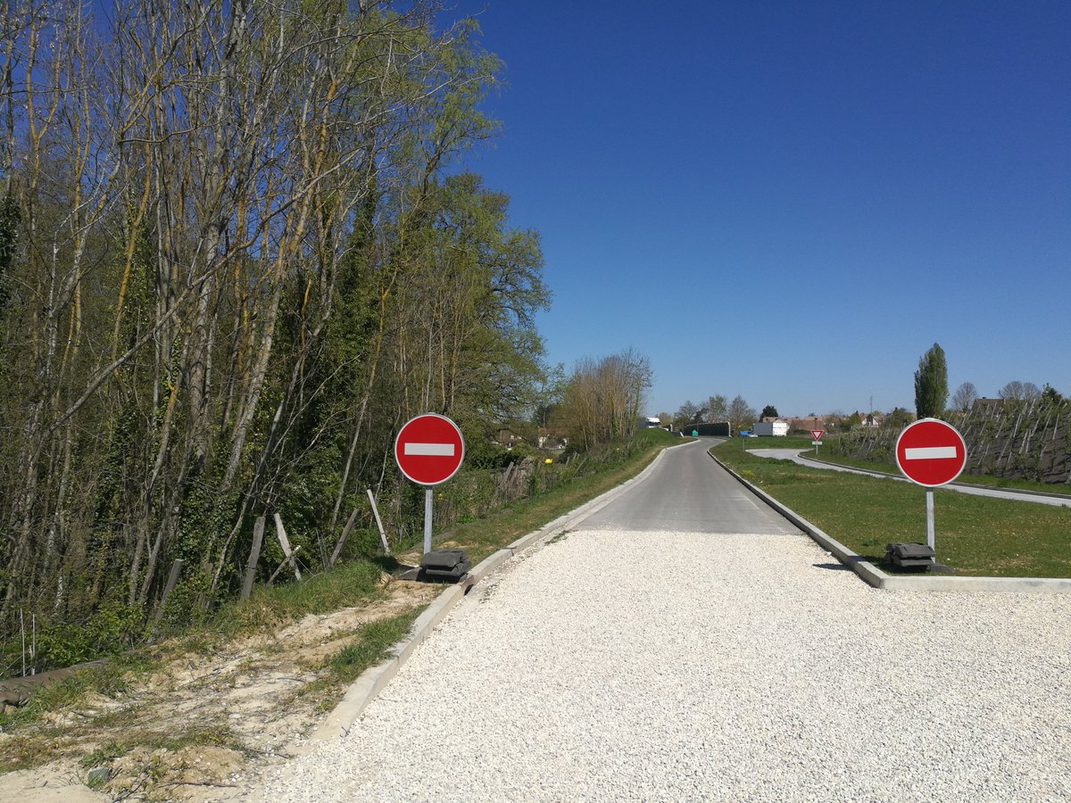 ArnaudTORA's tweet photo. Bonjour @villedeplaisir, ou autre velotaffeur :P
La semaine dernière, en prenant la nouvelle passerelle, je n'ai pas trouvé comment rejoindre le château de Plaisir. J'ai été obligé de prendre un bout de D30 en sens inverse.
Y a t'il un vrai sentier à partir du parking?
Merci https://t.co/hpvVzjIYY7