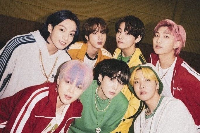 asiaholc's tweet photo. الصين أزالت كل مشاهد BTS من حلقة Friends الخاصة
https://t.co/bXlrWRyUcB https://t.co/I633MawpvR