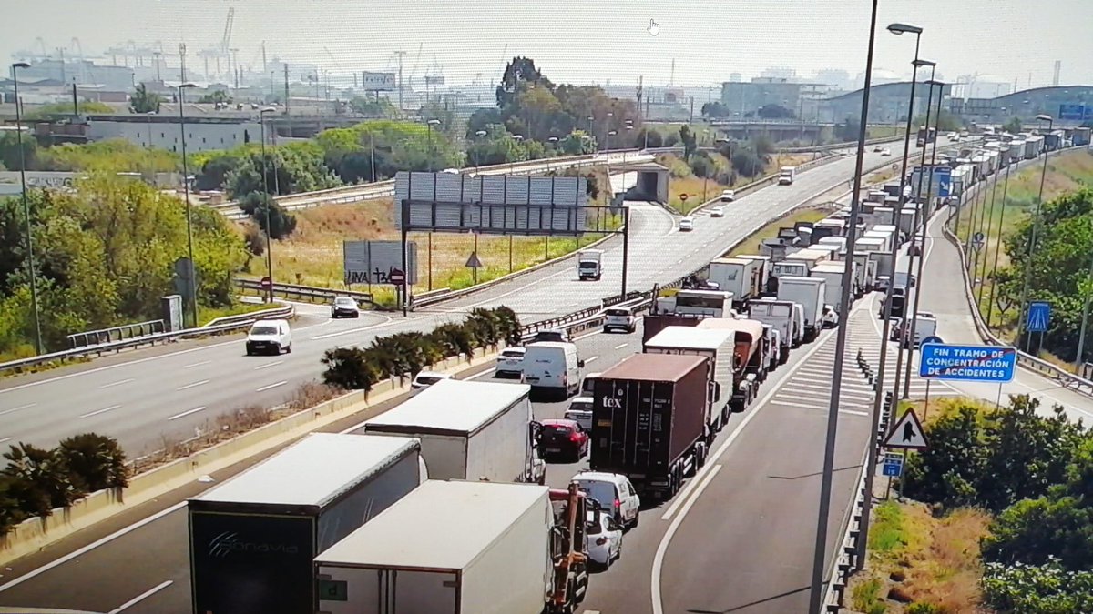 ⚫ Tallada la Ronda Litoral a la Zona Franca en ambdós sentits a causa d'una manifestació

🔗 cit.transit.gencat.cat