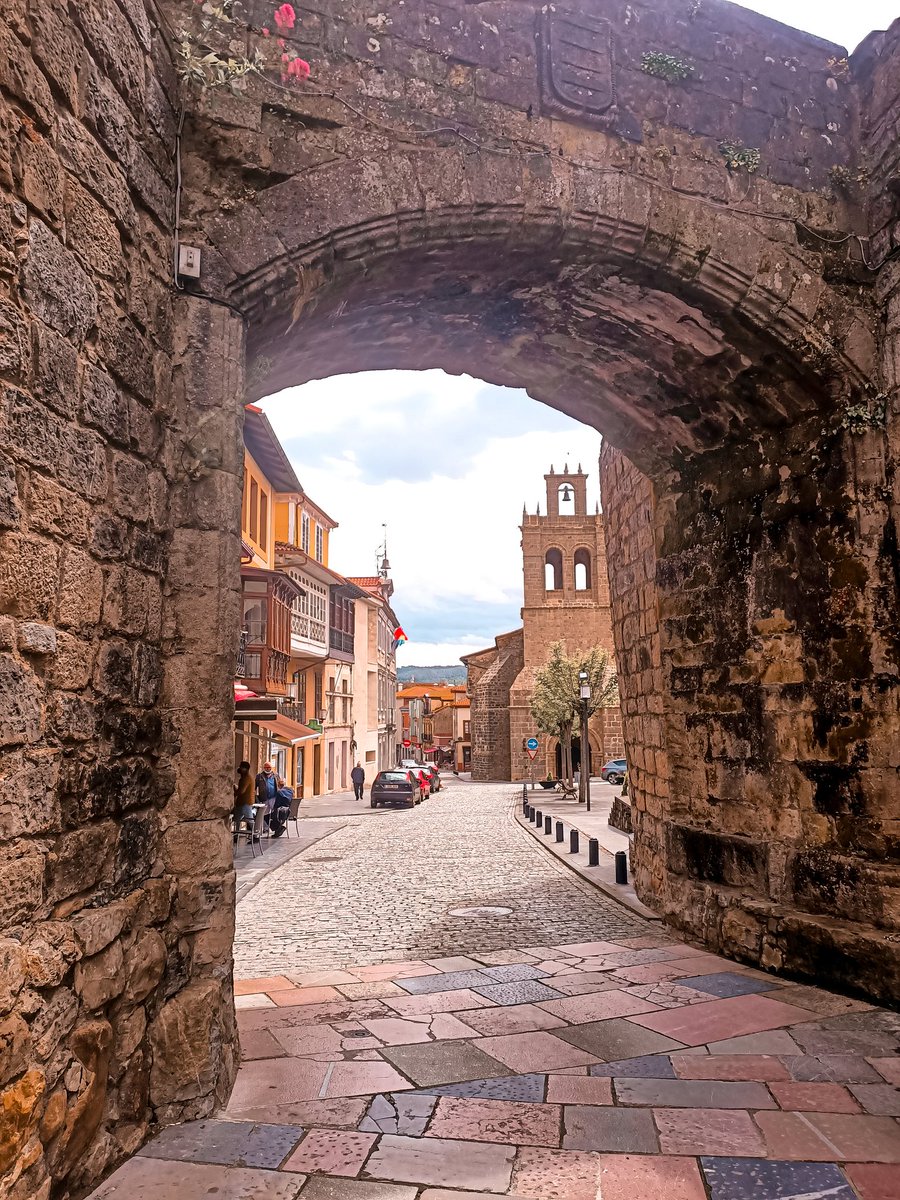 conalmabranding's tweet photo. 🏰 Salas, en el corazón de Asturias, es una villa medieval cargada de encanto. Recorrer sus calles empedradas es como viajar al pasado. Un lugar mágico. 💫 https://t.co/AdSQAN6Cnd