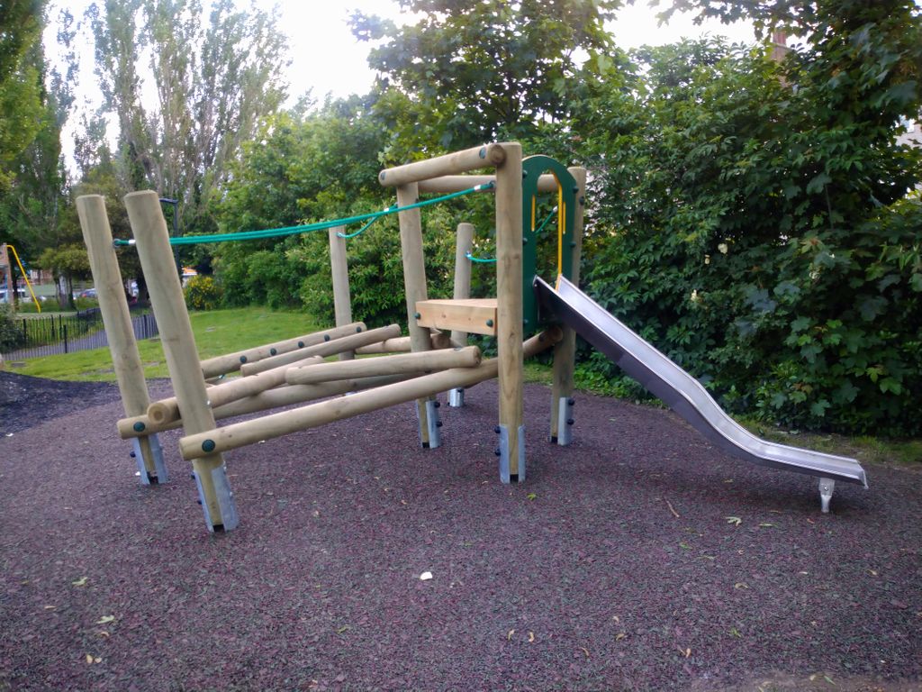 New play equipment ready and raring to be ... played on! This is in the infants' play area at Stoneydown.
#StoneydownPark #E17 #Walthamstow