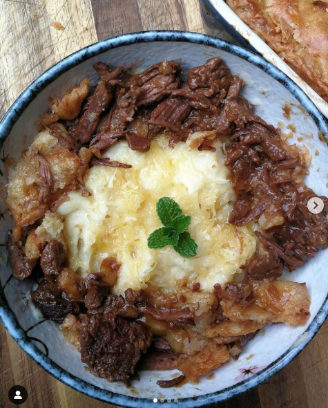 CahillsCheese's tweet photo. ~Slow Cooked Steak Pie &amp; Creamy Irish Creme Liqueur Cheese Mash~

The perfect recipe for a cold wet windy day something we don't get in Ireland 😅. Thank you @indianblondee for sharing the recipe with us. Our Creme Liqueur Cheese was used in this dish adding sweet flavour. https://t.co/AgP54sKhX1