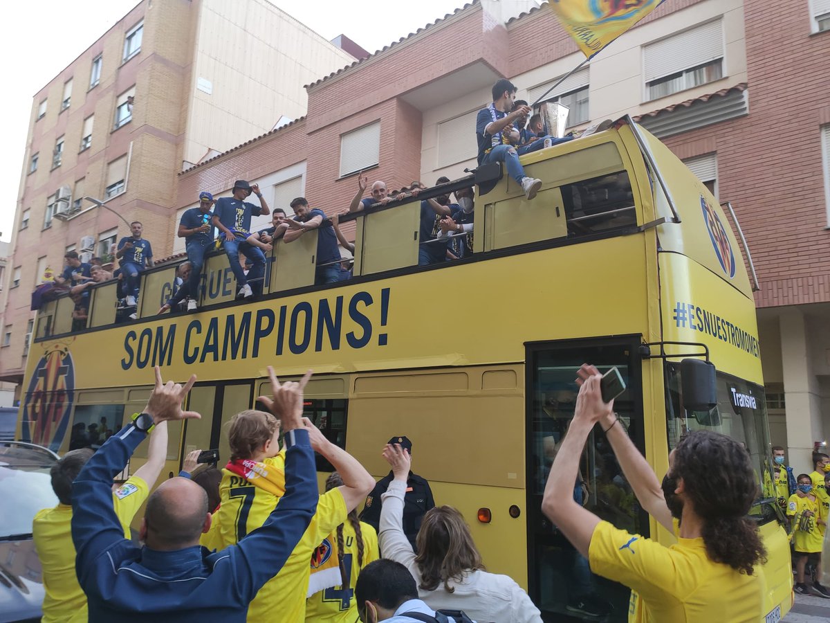 EACEformacion's tweet photo. ⚽️🏆Ayer, los alumnos y alumnas que se encontraban en @EACEformacion Vila-real pudieron disfrutar de la celebración del @vilarealcf por las calles de la ciudad 🏠

Enhorabuena al equipo vila-realense por su reciente victoria en la final de la Europa League 🏆👏🏽 https://t.co/eP64uAesgr
