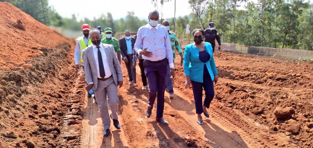 Muhangadis's tweet photo. 2/3
Aho babanje gusura ikibanza cyakuwemo imibiri 981 y'abazize Jenoside yakorewe Abatutsi muri @KabgayiH ndetse n'aho ibaye iruhukiye mbere y'uko ishyingurwa mu cyubahiro @RwandaParliamnt @SenateofRwanda @RwandaRemembers @RwandaSouth https://t.co/4wijBbMrrt
