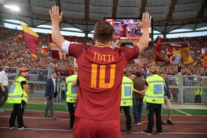 🥲 4 yıl önce bugün...

Roma şehrinin simgesi, Francesco Totti futbolu bıraktı.