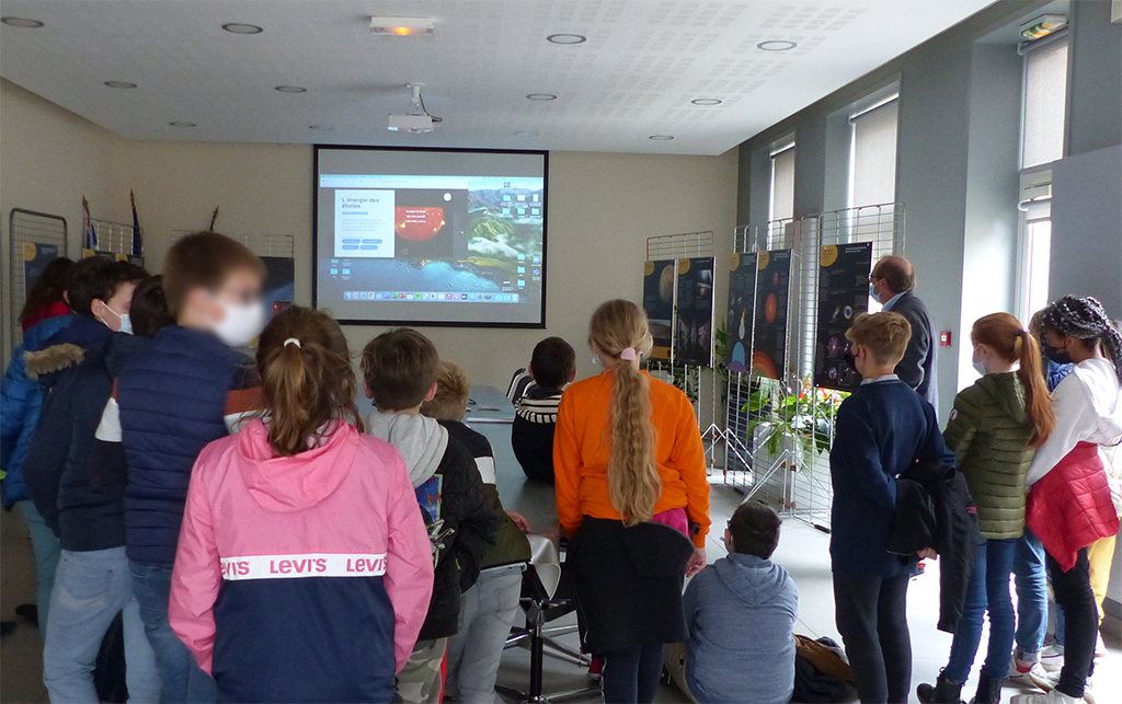 forum_sciences's tweet photo. [Forum des Sciences : Hors les murs🧳]
Retour en images sur l'inauguration de l'exposition panneaux du @forum_sciences à la mairie de #Socx. Dans le cadre de l’appel à projet « Les étoiles, sources d’énergie »
🗓️Découvrez l'expo samedi 29 mai à partir de 14h
📍à la mairie de Socx https://t.co/Br9w9BP9hM