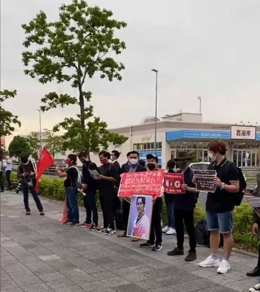 Burmese in Japan protested that they won’t recognize the Myanmar World Cup football team as it is playing under terrorist regime.   #WhatsHappeningInMyanmar #May28Coup #MilkTeaAlliance