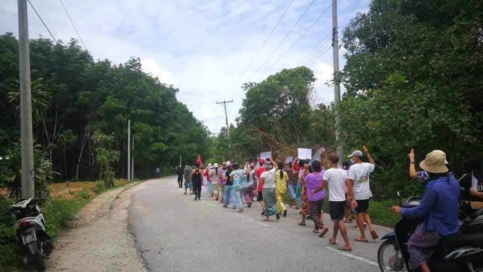 Civillians marched in Kanpouk, Ye-Phyu tsp, Dawei this afternoon rejecting fascist military council. #May28Coup #WhatsHappeningInMyanmar
