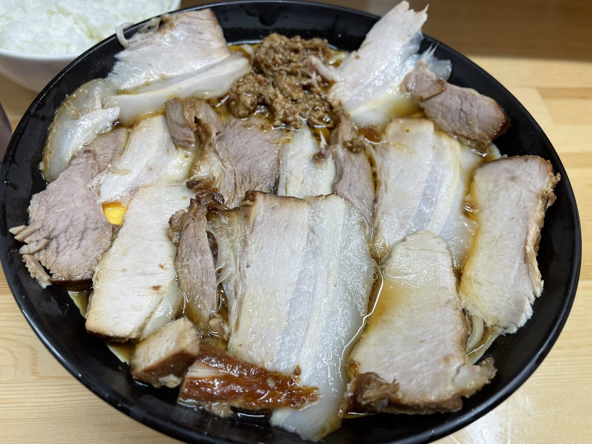 artmodic's tweet photo. 北大塚ラーメン　3.6

豊島区���大塚にある。激辛チャーシュー麺(半辛)を頼み、これは当たり。醤油スープに辛い肉味噌みたいなものを溶かすと見事に味変。チャーシューは少し脂身があるが、ご飯には合う。口コミにあるようにお冷やはぬるい。細かいことを気にしなければいいお店。 https://t.co/DqtbkKOxPH