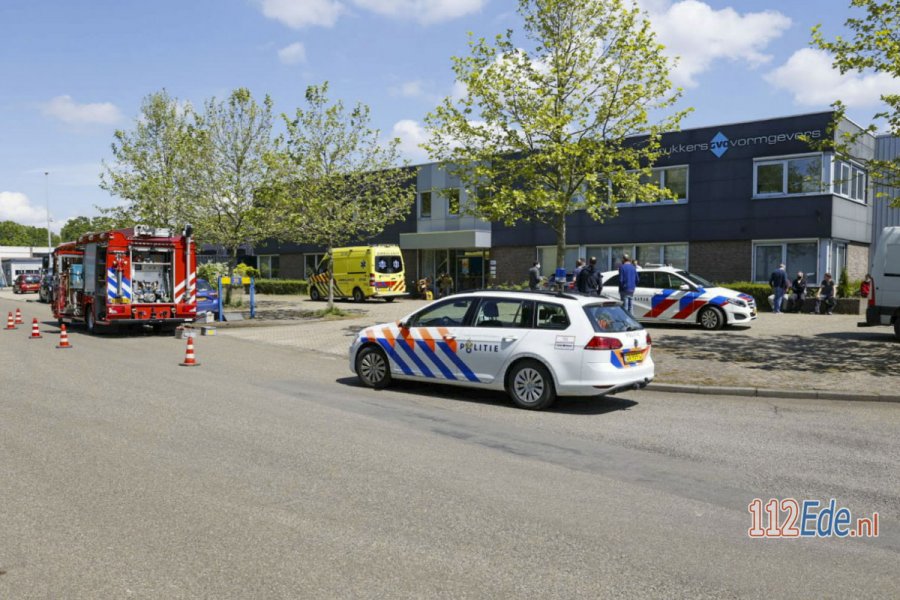 Persoon met arm vast in drukpers bij drukkerij in #Ede. 112Ede.