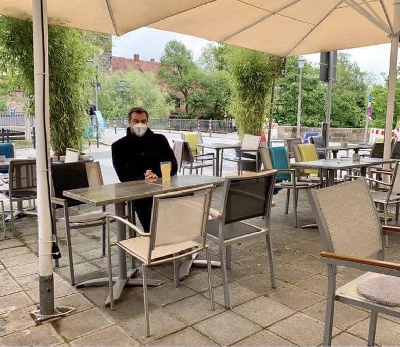 David_Bendels's tweet photo. #Nürnberg: #MaskenMarkus @Markus_Soeder (@CSU) feiert die Öffnung der Außengastronomie mit all seinen Freunden! 🥳 https://t.co/M58m2L1mw7