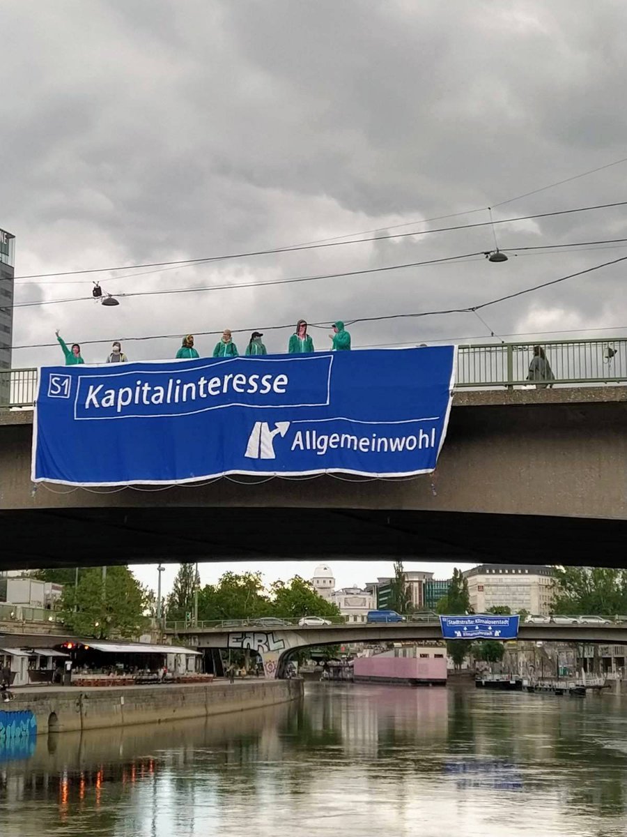 SandraUndAnselm's tweet photo. Blockade auf der Aspernbrücke in #Wien aus Protest gegen den Bau der Stadtstraße Aspern, einer Zubringerstraße zur #Lobauautobahn ✊

Keine neue Autobahn in #Wien!

#LobauBleibt #w2805 #nobau https://t.co/5G8Cyis370