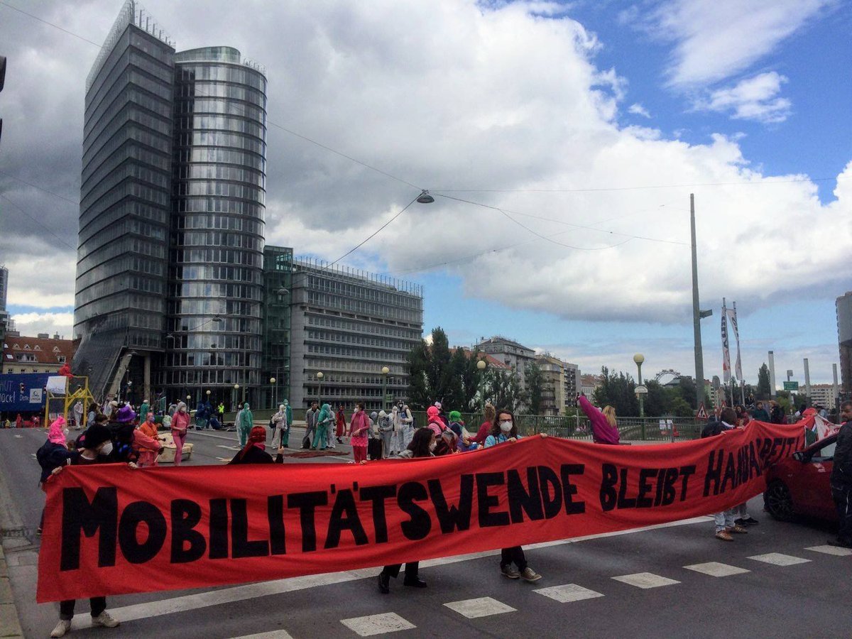 SandraUndAnselm's tweet photo. Blockade auf der Aspernbrücke in #Wien aus Protest gegen den Bau der Stadtstraße Aspern, einer Zubringerstraße zur #Lobauautobahn ✊

Keine neue Autobahn in #Wien!

#LobauBleibt #w2805 #nobau https://t.co/5G8Cyis370