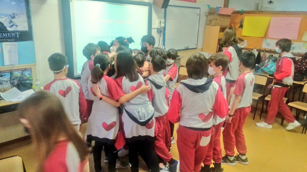 Tancament de #creixentambmediació amb <a href="/marionagarriga1/">Mariona Garriga</a> Hem analitzat les relacions familiars, hem fet una mediació completa (acollida, escolta, exploració, acostament i acord) i ens hem fos en una gran abraçada. Ja ens enyorem!
#mediació #elspetitsmediadors #escolaambvalors