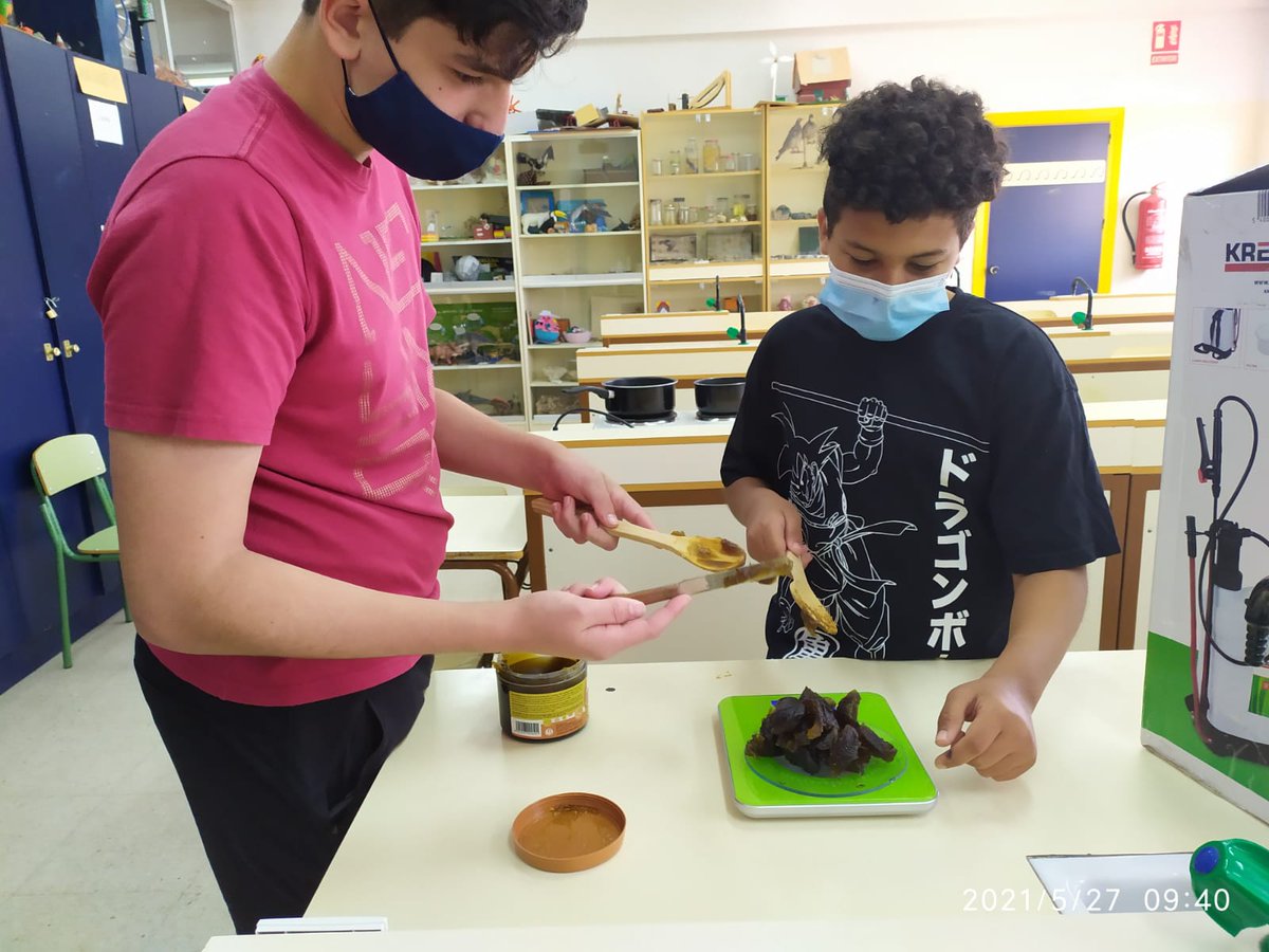 eps_san's tweet photo. Alumnos elaborando jabón potásico concentrado para usar como insecticida natural en el huerto https://t.co/88LXCeFPcx