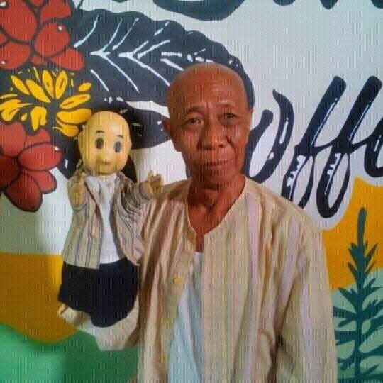 nobietski's tweet photo. Dulu pulang sekolah nungguin Unyil sembari nonton Bolang dan minum Frutang. Dulu sosok satu ini selalu ngehibur kita setelah pulang sekolah, sekarang giliran kita #OrangBaik untuk menolong Pak Ogah. Get well soon Pak Abdul 🙏🏻🙏🏻🙏🏻

Bantu Pak Ogah melalui https://t.co/v8zSKSbdP7 https://t.co/ieIkVmq56W