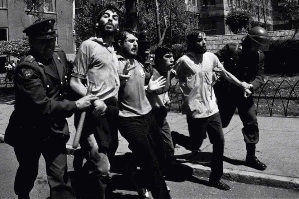victorramirez's tweet photo. Son muy jóvenes para recordar que existe una generación que luchó por recuperar la democracia. Sí, ahí está @Orrego https://t.co/fWOTCMpw9N