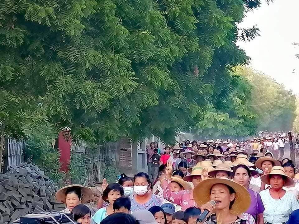 Shin02669747's tweet photo. Civilians in Kankone village, Salingyi Tsp staged protest against military dictatorship on the evening of May 28. #WhatsHappeningInMyanmar #May28Coup https://t.co/rXAPa6YCNT https://t.co/yFVfTiAklK