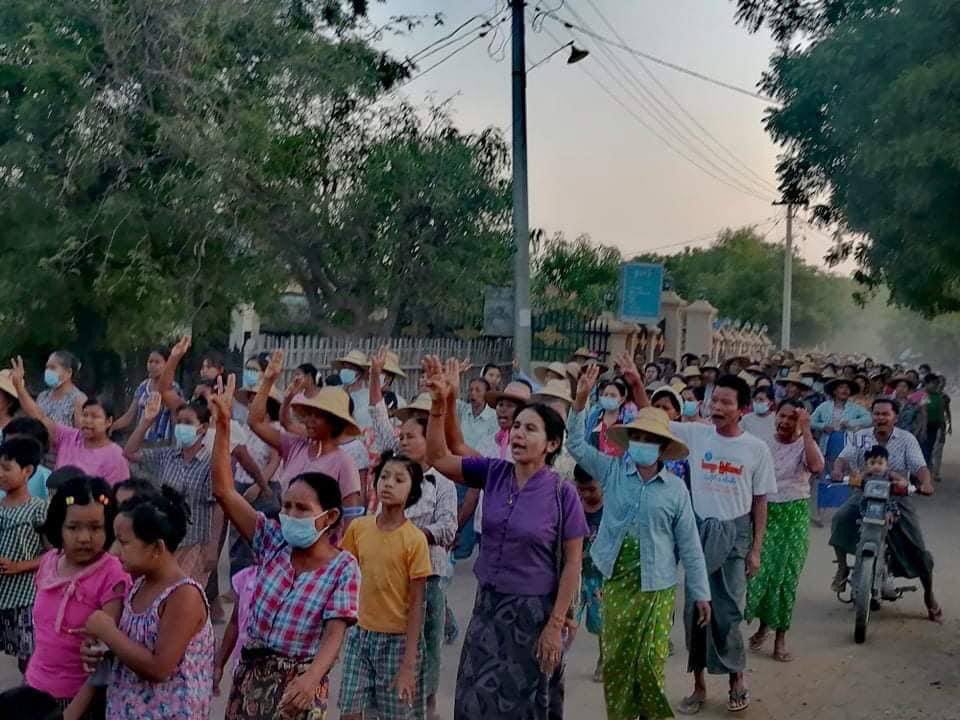 Shin02669747's tweet photo. Civilians in Kankone village, Salingyi Tsp staged protest against military dictatorship on the evening of May 28. #WhatsHappeningInMyanmar #May28Coup https://t.co/rXAPa6YCNT https://t.co/yFVfTiAklK