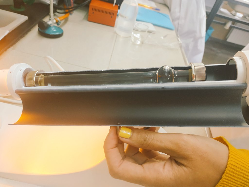 QEscultor's tweet photo. #Propiedades ópticas en #FP #química
#Polarimetria 🔬Medida de ángulo de #rotación de sustancias ópticamente activas: #enantiómeros
1️⃣ Recta #calibrado 📈 con patrones ⚗️de concentración conocida
2️⃣ #Interpolar el ángulo de una disolución #problema para obtener su #concentración https://t.co/aa8qi6NkeP