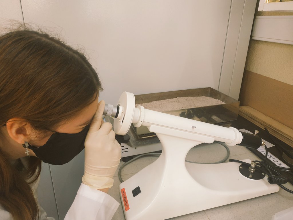 QEscultor's tweet photo. #Propiedades ópticas en #FP #química
#Polarimetria 🔬Medida de ángulo de #rotación de sustancias ópticamente activas: #enantiómeros
1️⃣ Recta #calibrado 📈 con patrones ⚗️de concentración conocida
2️⃣ #Interpolar el ángulo de una disolución #problema para obtener su #concentración https://t.co/aa8qi6NkeP