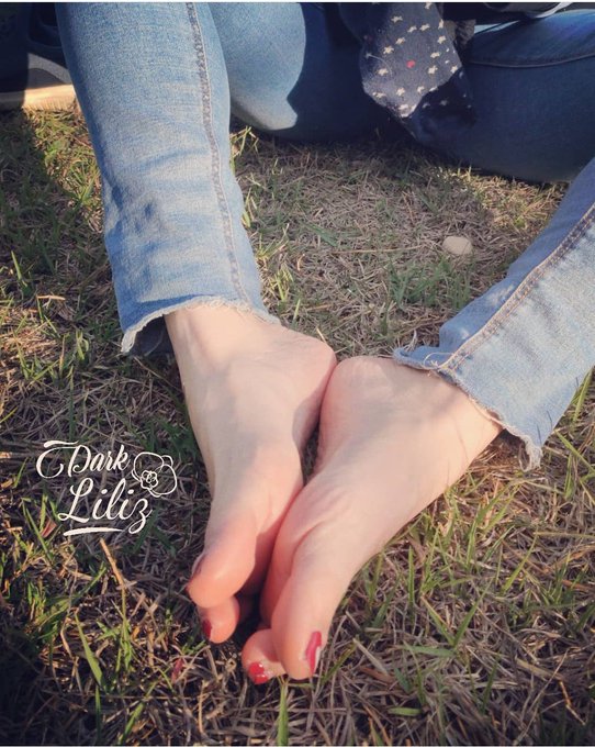 Feeling the grass in my toes is really a pleasure ☺️ have a good weekend!   #toes #toeslovers #sexy #feetfetishworld<a href="/tag/sexy"class="tags"><span>#sexy</span></a><a href="/tag/feetlovers"class="tags"><span>#feetlovers</span></a><a href="/tag/toes"class="tags"><span>#toes</span></a><a href="/tag/barefeet"class="tags"><span>#barefeet</span></a><a href="/tag/prettytoes"class="tags"><span>#prettytoes</span></a>
