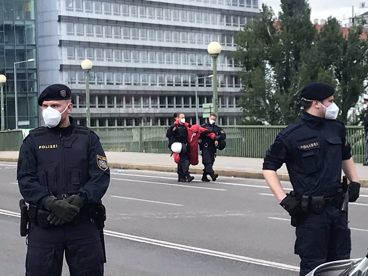 DanniBleibtWien's tweet photo. Die ersten Aktivist*innen werden von der Polizei aus der Blockade getragen. Wir bleiben dabei: Keine neuen Autobahnen in unserer Stadt! #w2805 #nobau https://t.co/CGBO3JlEHv