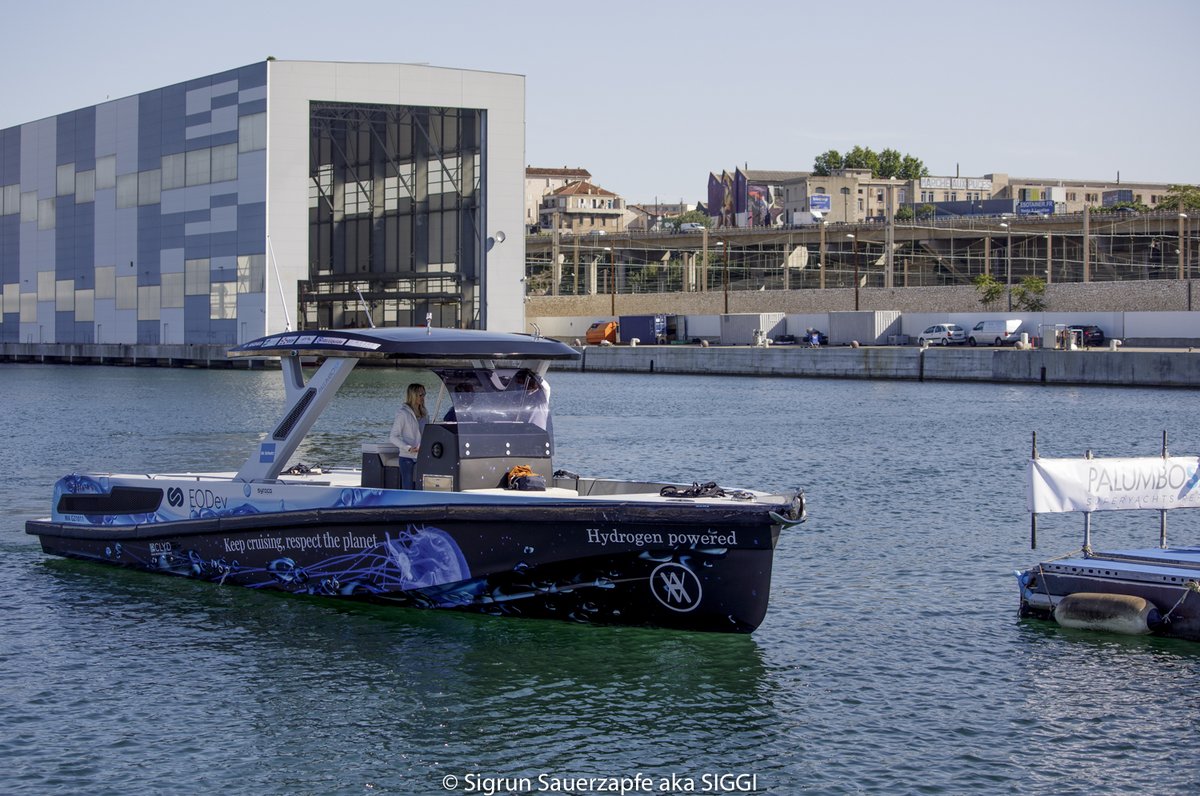 airliquidegroup's tweet photo. ⛵️The #Hynova 40 is the 1st hydrogen-powered tender yacht!🤩 Designed by @ChloeZaied, it has an autonomy of 8 hours. Hynova is supplied with certified renewable #hydrogen by #AirLiquide Discover it at its Sea Show until July 10. #Palumbo Superyachts Refit https://t.co/wSybGTrg6N https://t.co/f2P0Ha3DLb
