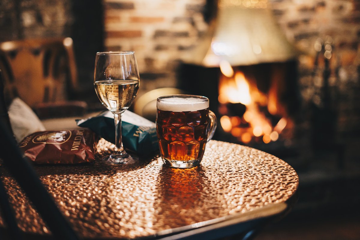 ClavesEstates's tweet photo. Just a couple hours left until the bank holiday weekend... The first one after the restrictions easing on all the bars and pubs! Nearly time for a drink or two in your favourite local, or maybe you prefer cracking open a cold one at home and putting your feet up? 🍻🥂 https://t.co/E2PmoPg2ER