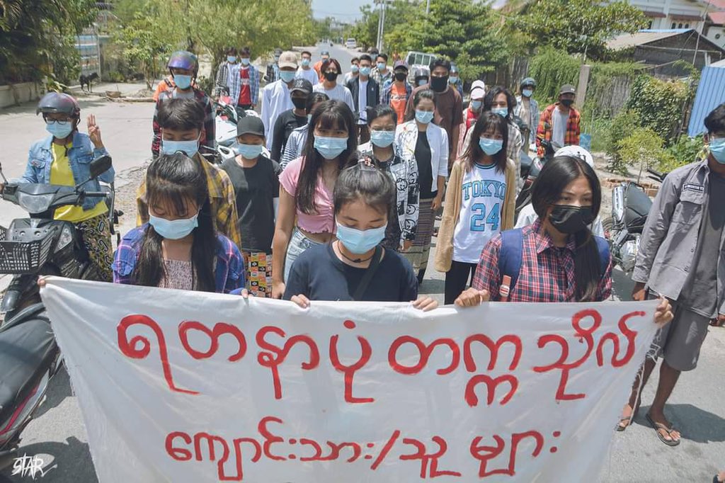 Mandalay’s Yadarnarbon University students’ strike in defiance of the junta. #WhatsHappeningInMyanmar  #May28Coup  #ReleaseTheDetainees