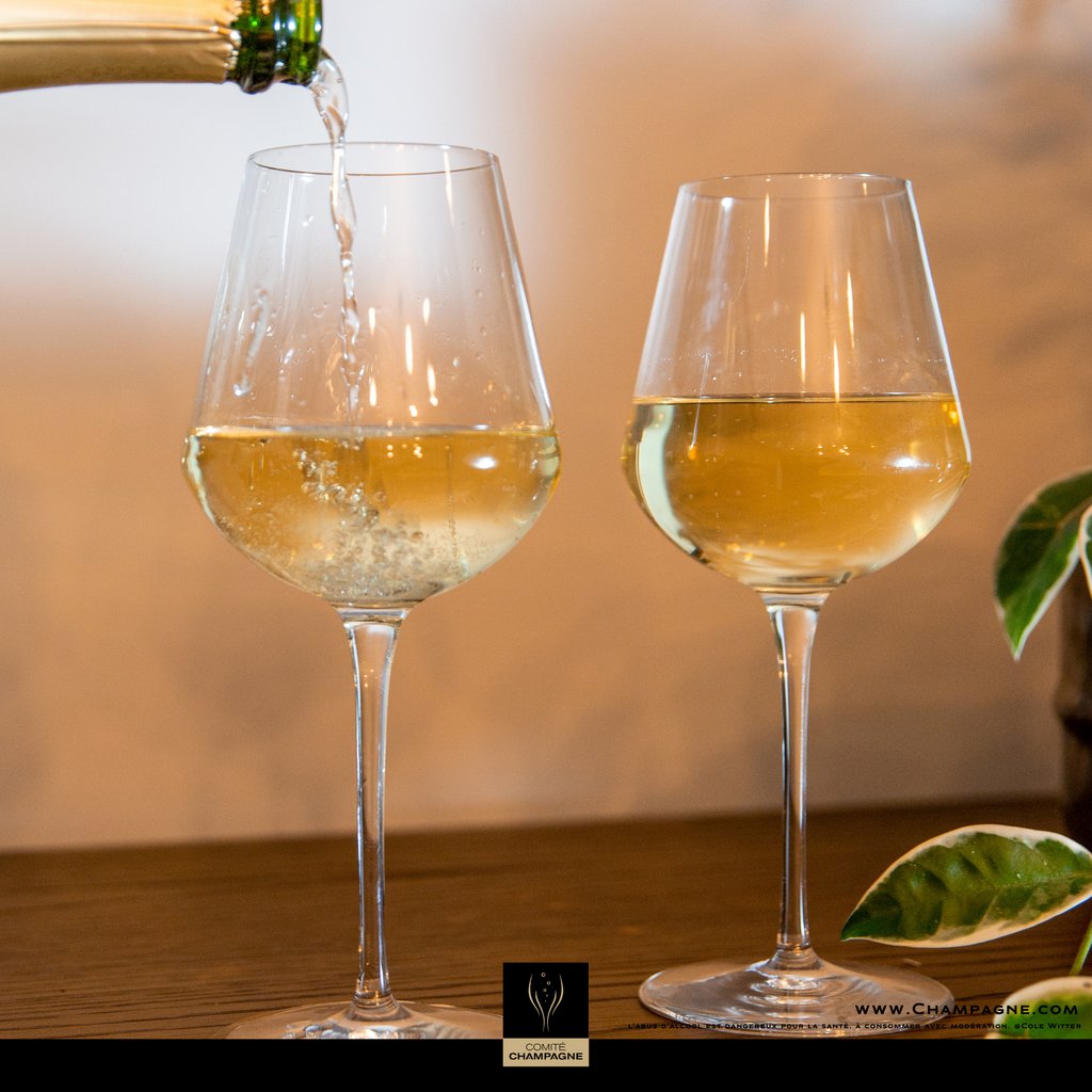 Champagne's tweet photo. C'est l'heure de l'apéritif ! #Champagne #terrasse #aperitif https://t.co/Hv1ZVm3IBf