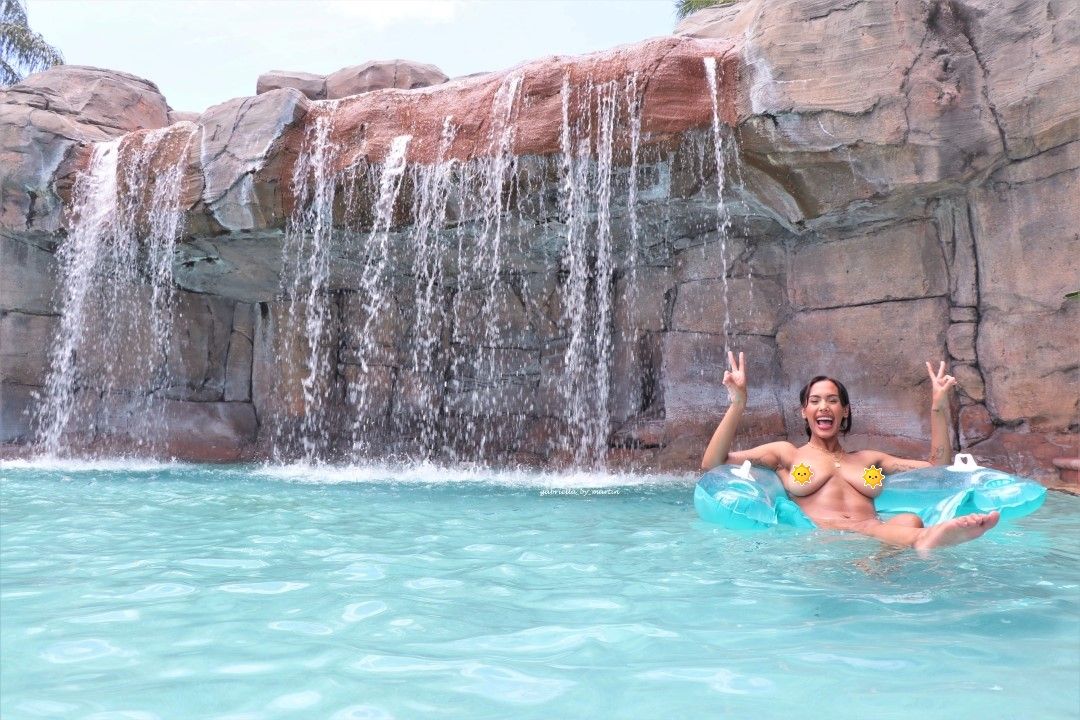 CalienteClub's tweet photo. Hey, guess what. It's Friday. FRI-YAY! Mother-f$%@in' FRIDAY! Float in the pool at https://t.co/SH6BREF7iz Friday. Drink with all your friends Friday. Basically, it's one of the best days of the week. What are your plans? Hopefully we get to see you! #itsacalientething #TGIF https://t.co/3gSSMeGjb5