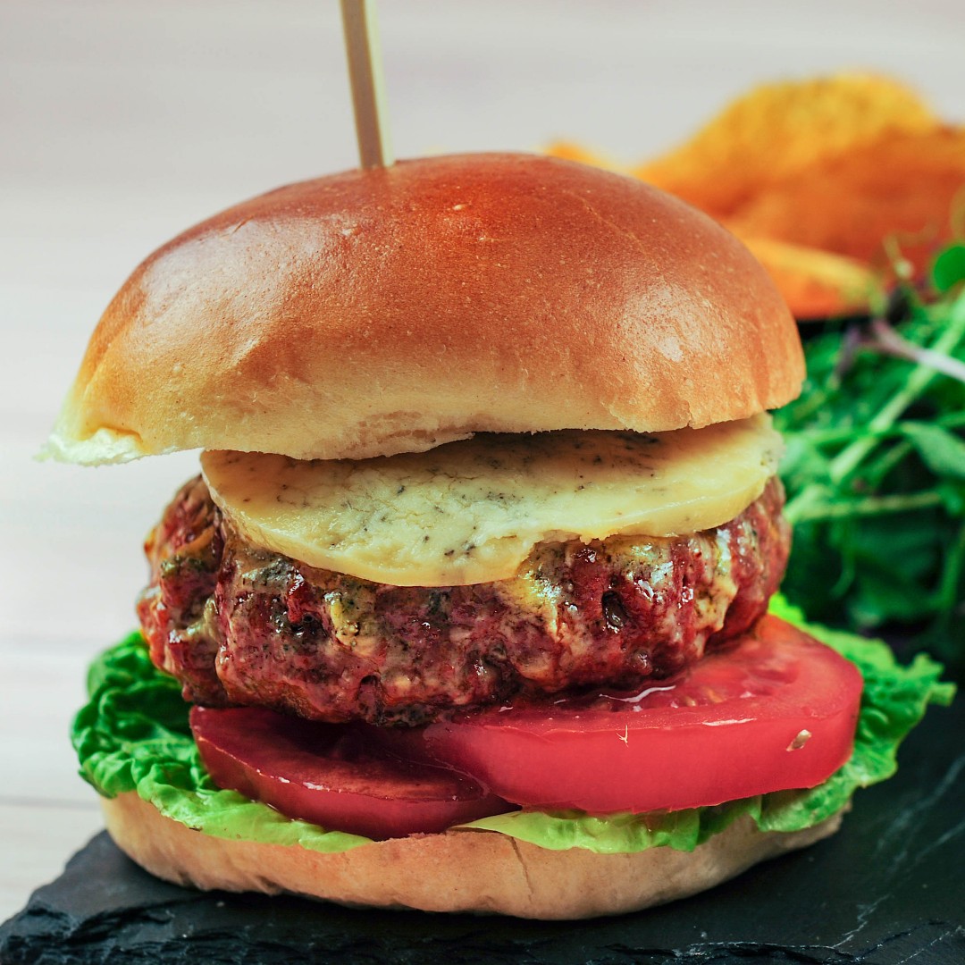 FoodGcl's tweet photo. Happy national burger day🍔

Who wants a stilton burger for dinner?? I know I do!

As specialists in the cooked meat industry, we provide a bespoke service to every customer.

#foodsupplier #fooddistributer #gcl #foodservice #foodmanufacturer #meatmanufacturer https://t.co/my65LYrvw1