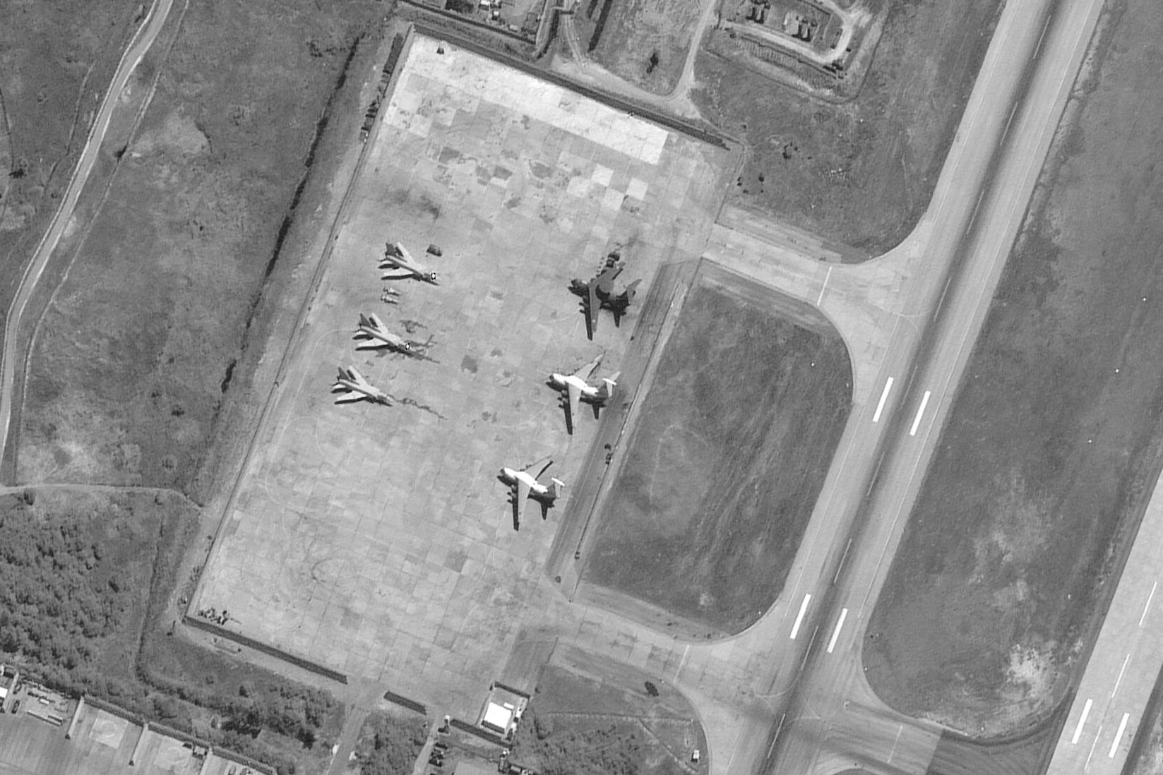 Военные объекты израиля. Авиабаза Хмеймим в Сирии ту-22м3. Авиабаза Хмеймим ил-76. Ту 22 в Сирии. Самолеты на спутниковых снимках.