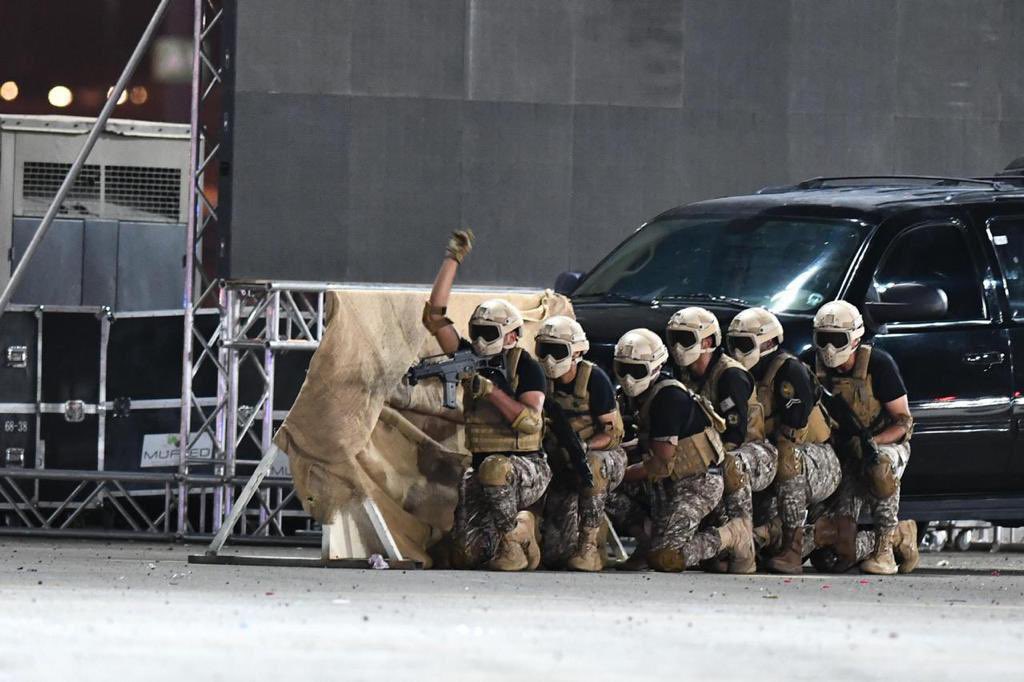 Badermasaker's tweet photo. هناك أبطال لنا على كل حدّ
وشجعانٌ في كل مهمّة
يقفون صفًا واحدًا من أجل الوطن..
تضحيةً من أجل الأمن والأمان والصحة

فاللهم احفظهم بحفظك واكلأهم برعايتك..
واشف يا رب مرضى المسلمين 
وارحم موتاهم..
وأدم على بلادنا أمنها يا كريم 🙏🇸🇦 https://t.co/mXrbplrLVZ