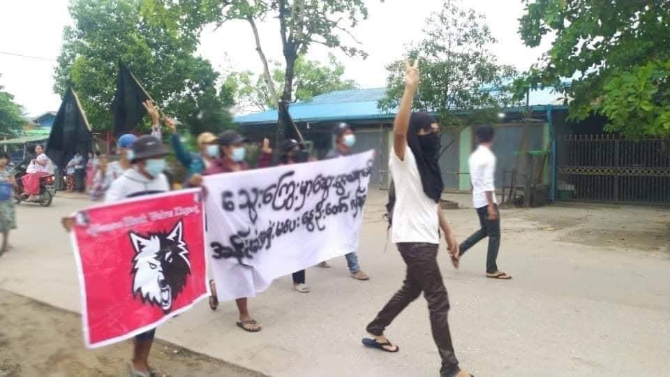 Civillians protested against Military Dictatorship in #HlaingTharyar today. #May28Coup #WhatsHappeningInMyanmar #MilkTeaAlliance