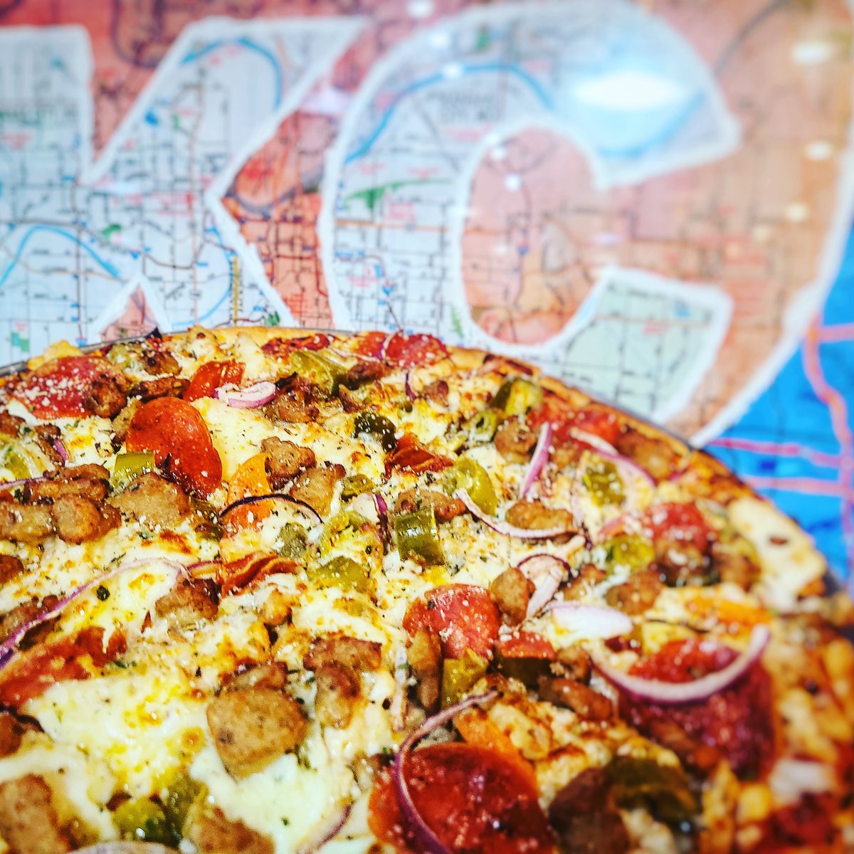 PaulBTuttle1's tweet photo. THE HOG!!! Kick off your labor day weekend with a Picklemans Classic!! St. Louis style thin crust cut into squares and built to the edge. Quite good, quite good indeed! #kcfoodie #kansascity #downtownkc #waldokcmo #westportkc #picklemansgourmetcafe #powerandlightkc https://t.co/VrsyfD8Lj2