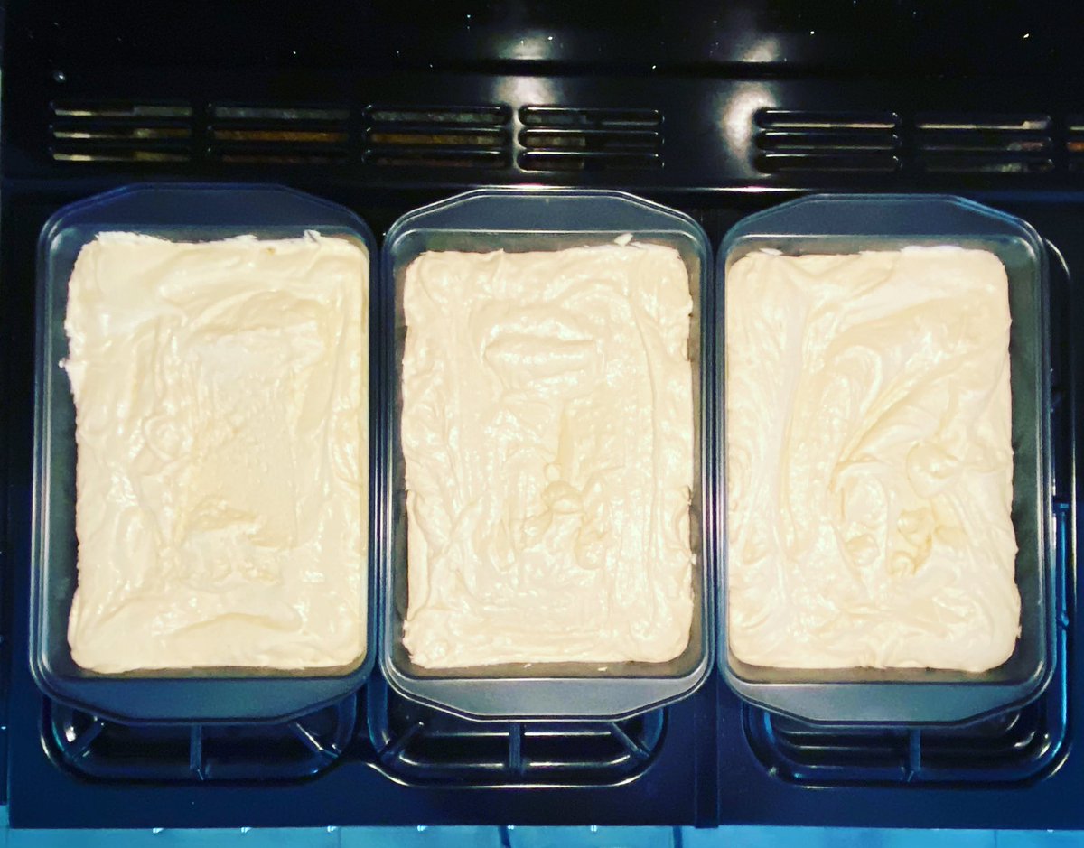 mfmcakes's tweet photo. Busy day ahead ๐ฐ
#cake #schoolcake #lemondrizzle #icedbakewell #birthdaycake #celebrationcake #traybakes #cupcakes #surreycakes #mfmcakes #surreycakes https://t.co/OmqeYJG44b