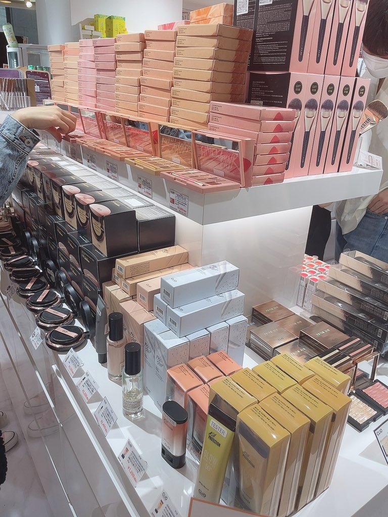 ほん 梅田茶屋町に出来たqtっていうお見せやばかった 最新の韓国コスメがどっさり デパコスもめっちゃ安く売ってる これは絶対また行く T Co Ygdw8zc8kx Twitter