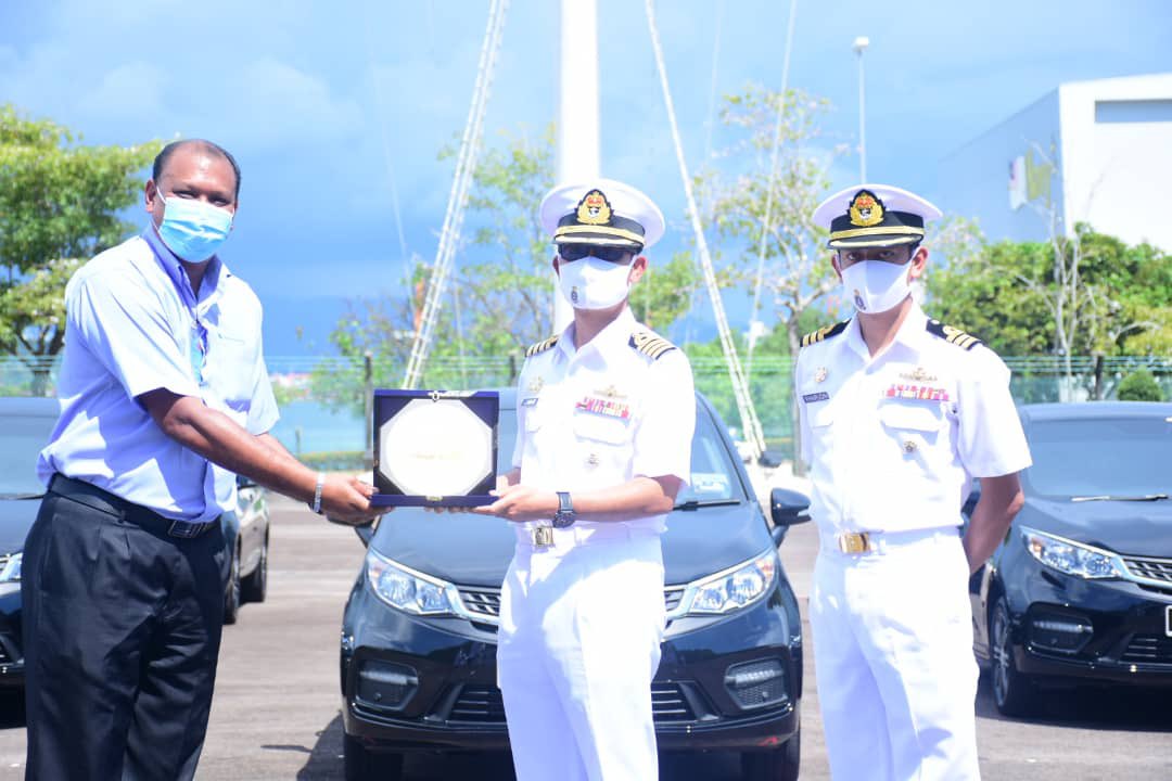 MkPKKTLDM's tweet photo. Majlis Penyerahan Kenderaan Sewaan SPANCO telah dilaksanakan di Padang Kawad KDSKK di antara En. Richard Velayuthan, Pengarah Operasi SPANCO Cwg Sabah dan Kdr @din3762 TLDM, Pegawai Memerintah KDSKK serta disaksikan oleh Kept @zaman2668 TLDM, Komander Pangkalan Kota Kinabalu. https://t.co/x4u4nOxCKJ
