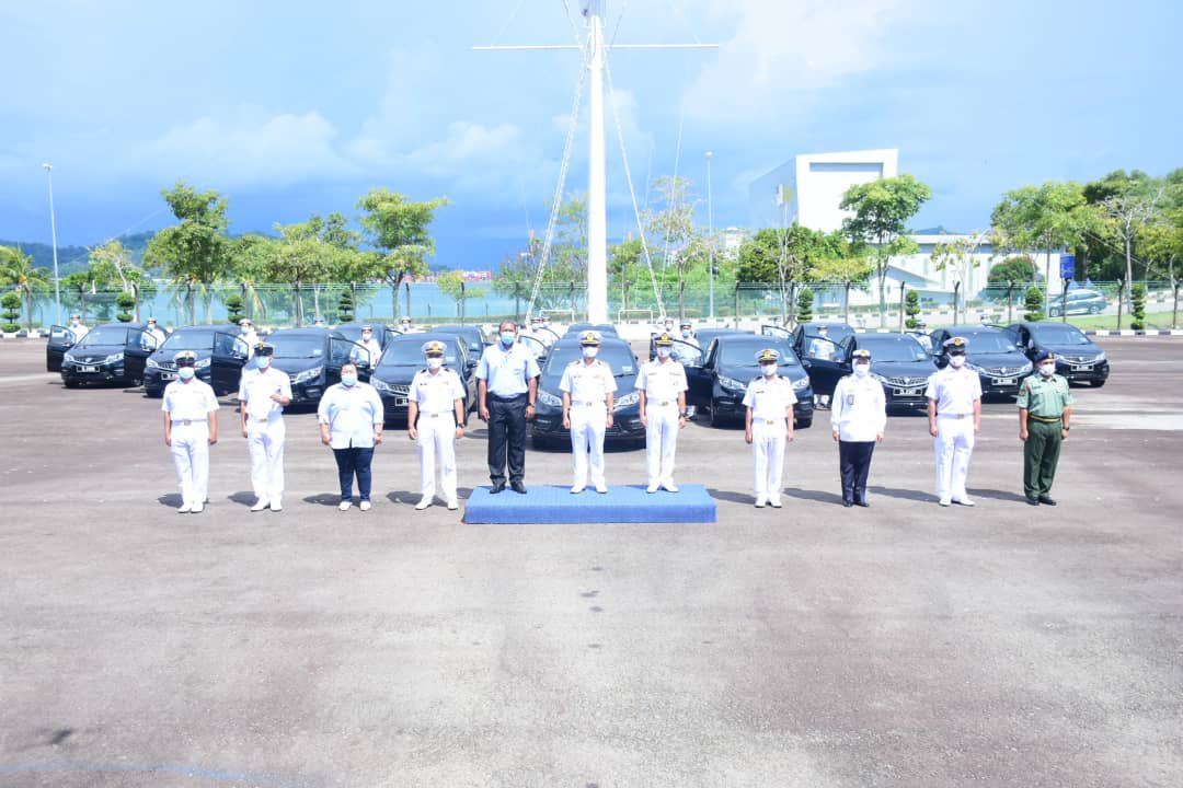MkPKKTLDM's tweet photo. Majlis Penyerahan Kenderaan Sewaan SPANCO telah dilaksanakan di Padang Kawad KDSKK di antara En. Richard Velayuthan, Pengarah Operasi SPANCO Cwg Sabah dan Kdr @din3762 TLDM, Pegawai Memerintah KDSKK serta disaksikan oleh Kept @zaman2668 TLDM, Komander Pangkalan Kota Kinabalu. https://t.co/x4u4nOxCKJ