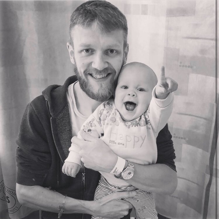 _P4RRY_'s tweet photo. Daddys coming home... and is coming for allll the cuddles 🥰🥳 https://t.co/Beev8SqT5z