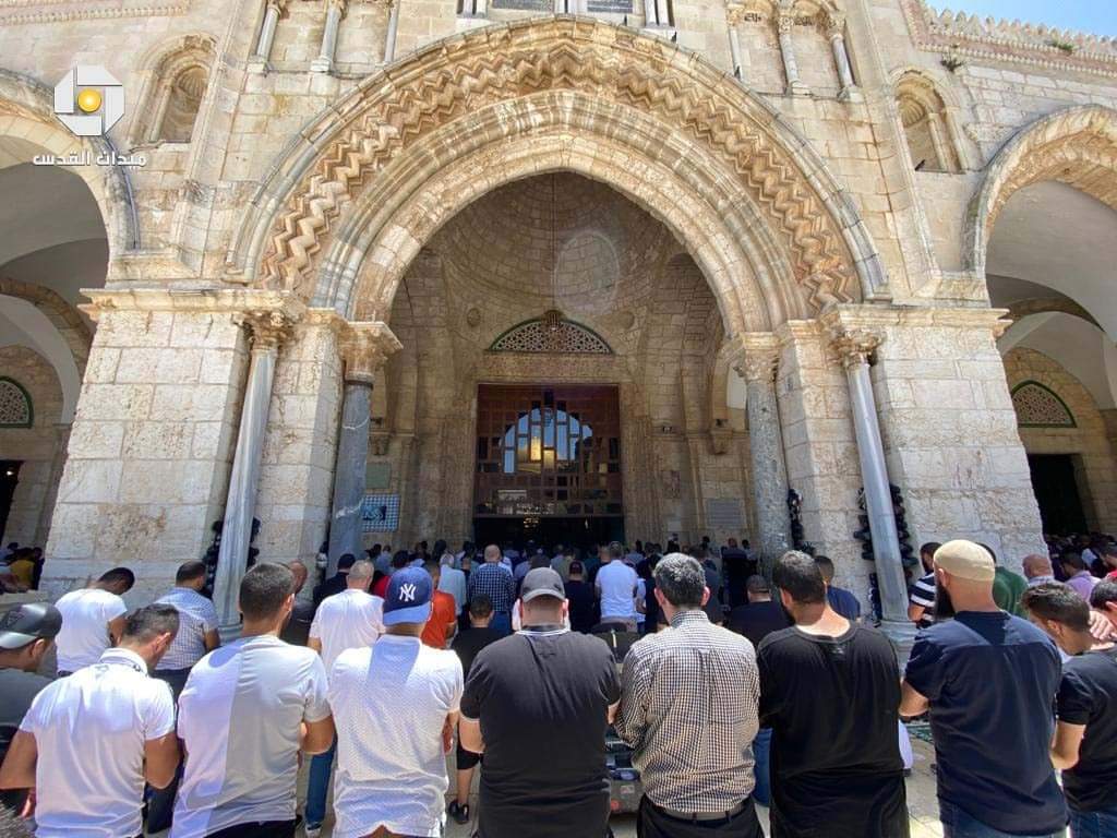 fakhrifadzli's tweet photo. Solat jumaat sebentar tadi di Masjidil Aqsa. 

Keindahan yang tidak dapat diungkapkan. 

#SaveAlAqsa https://t.co/GfbJKgcVYI